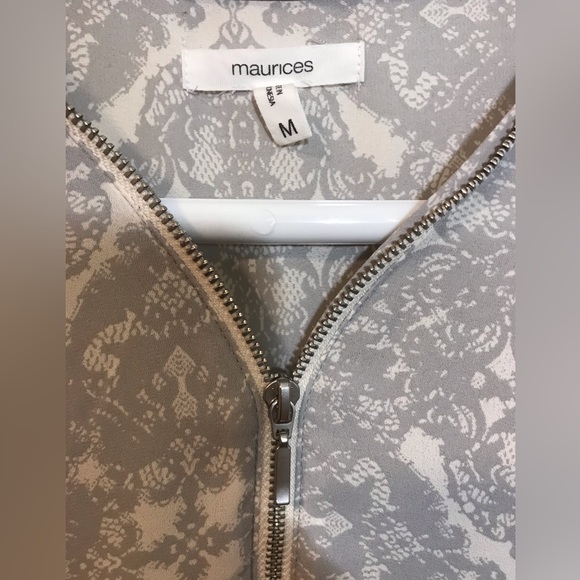 Maurice’s Gray & White Patterned 1/4 Zip with 3/4 Sleeve Blouse. Sz M. - Picture 3 of 8